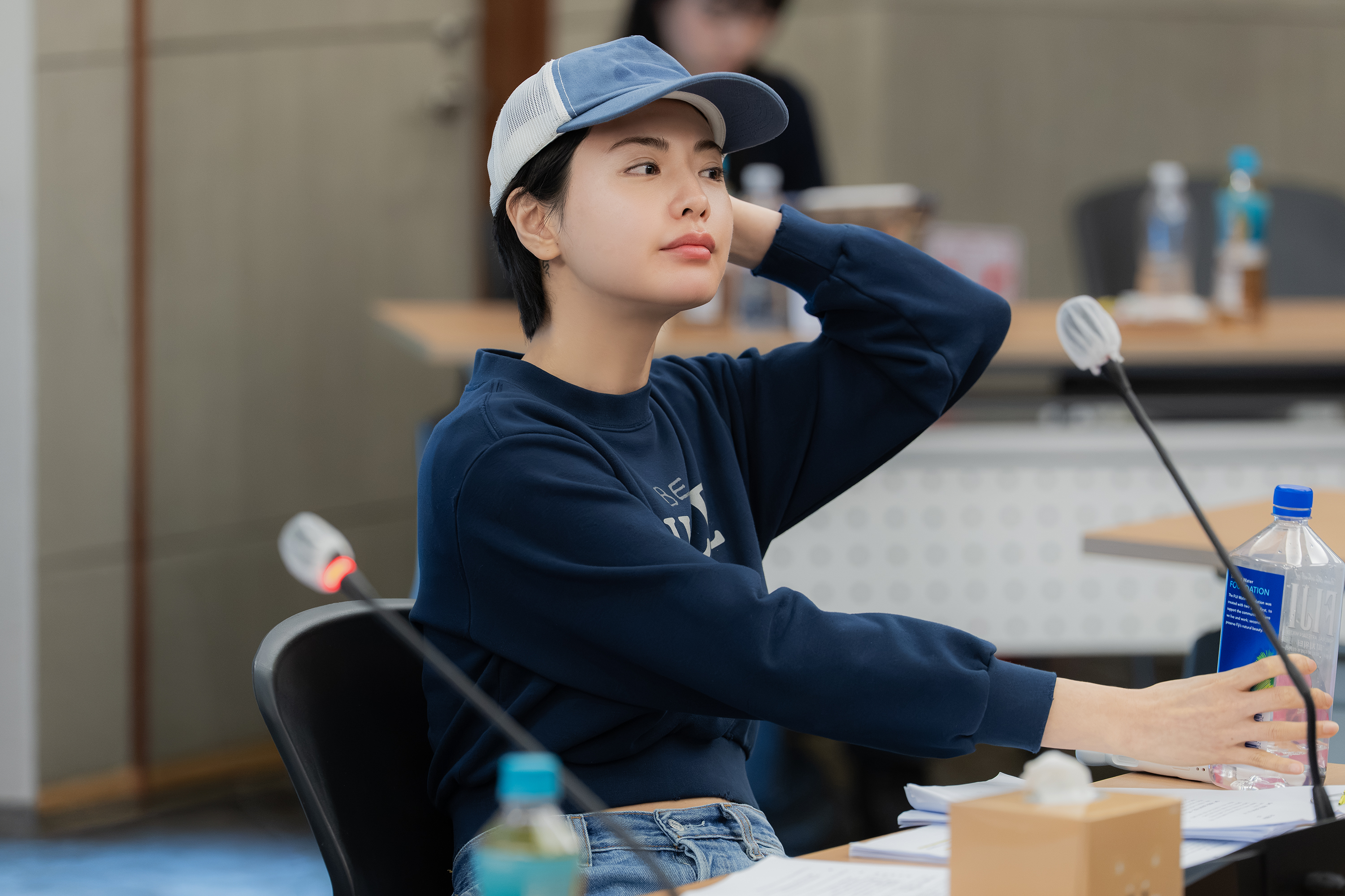 대본 리딩 현장에서 배역을 준비하는 배우 나나의 넷플릭스 공식 사진