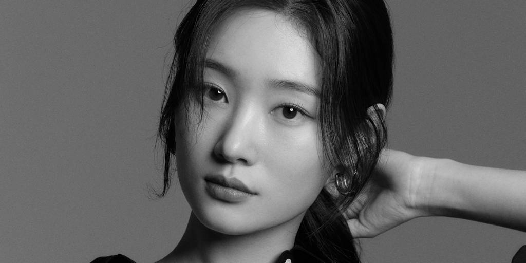 회색 배경 앞에서 카메라를 바라보는 배우 정채연의 BH엔터테인먼트 공식 프로필 사진