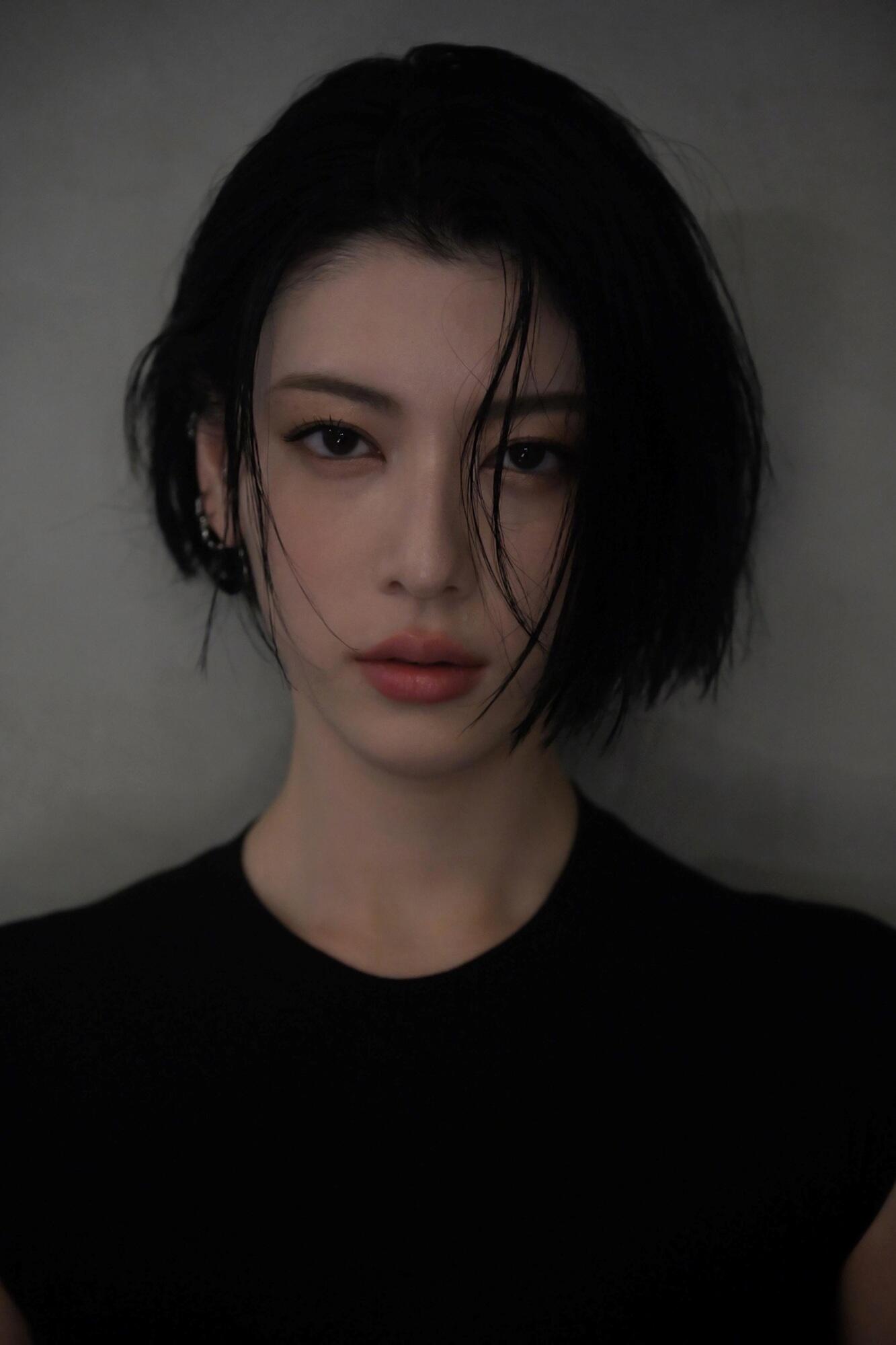 연한 배경 앞에서 긴 검은 머리와 검은색 상의를 한 배우 미요시 아야카의 공식 프로필 사진